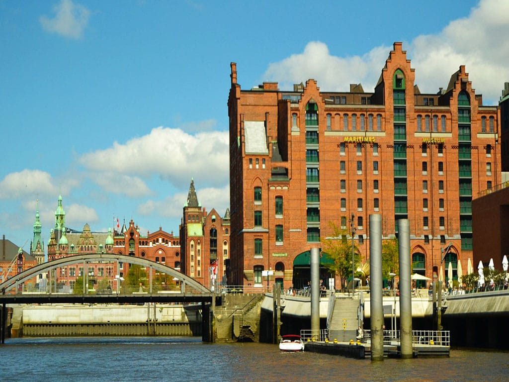 Hamburg macht die Leinen los