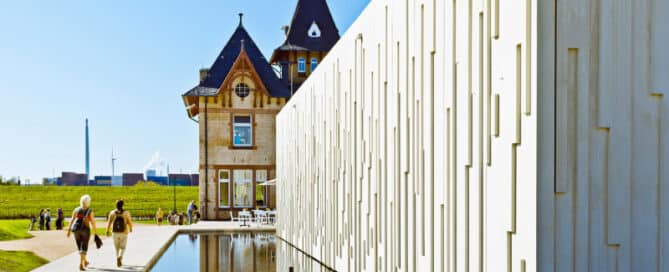 S Gelbklinker Villa mit Turm sowie Neubau des ehemaligen Wasserwerks Kaltehofe in Rothenburgsort. Mediaserver Hamburg Ingo Boelter