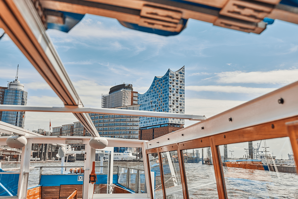Elbphilharmonie-Blick vom Schiff – Architektur trifft Hafenflair
